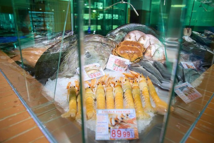 Escaparate de una pescadería en un mercado de Madrid.