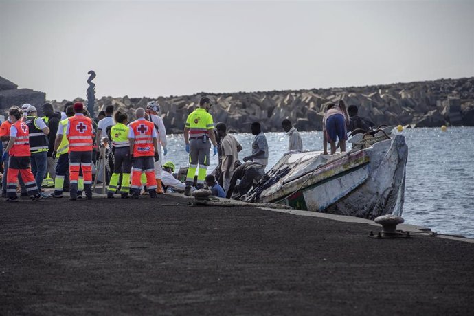 Los Servicios de Emergencias reciben a varios migrantes a su llegada al puerto de La Restinga