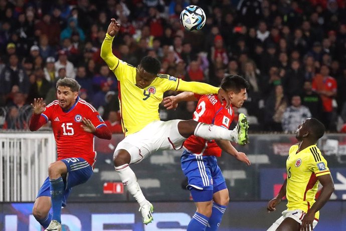 Futbol, Chile vs Colombia. Segunda fecha, eliminatorias al mundial 2026. El jugador de la seleccion chilena Alexander Aravena, derecha, disputa el balon con Luis Sinisterra de Colombia durante el partido de clasificacion al mundial 2026 realizado en el