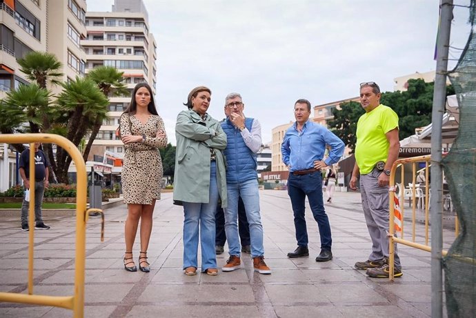 La alcaldesa, Margarita del Cid, junto a la edil de Urbanismo y el concejal de la Zona Centro, durante una visita a las obras de remodelación de la plaza La Nogalera.