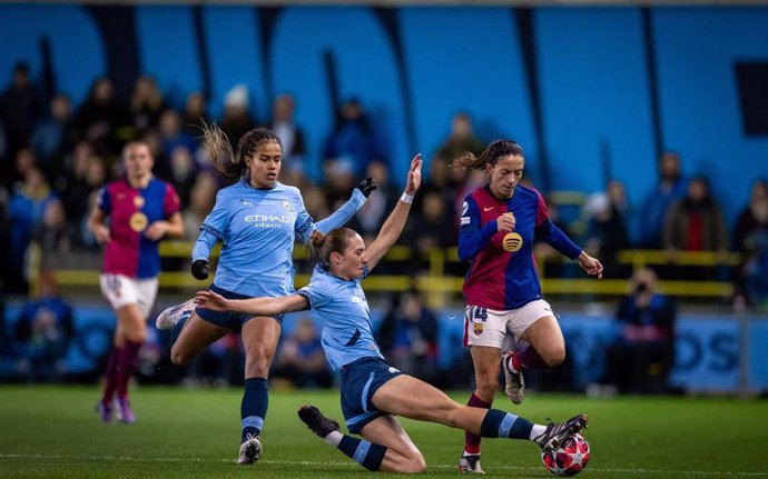 La jugadora del Barça Femení Aitana Bonmatí en una acción del partido de Liga de Campeones 2024/25 contra el Manchester City (2-0)