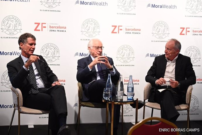 El presidente del Cercle d'Economia, Jaume Guardiola, y el del Círculo de Empresarios, Juan María Nin, durante el coloquio de este martes, moderado por el adjunto al director de 'La Vanguardia', Manel Pérez