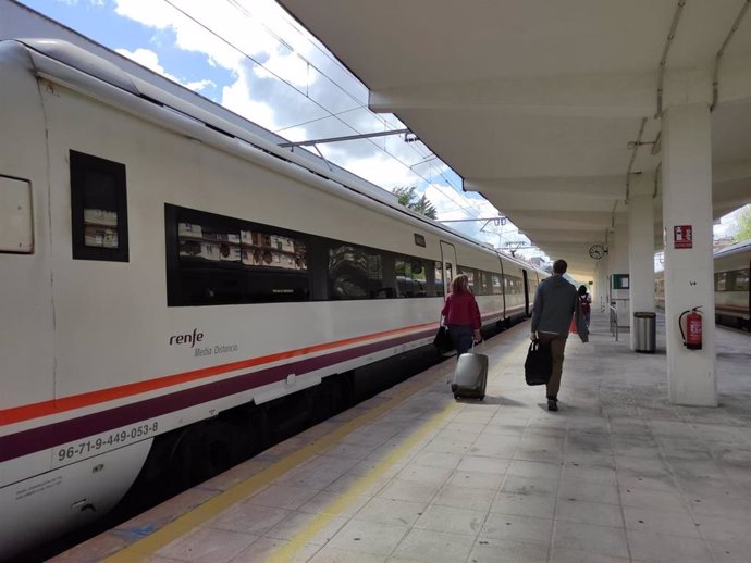 Archivo - Viajeros en la estación de tren de Jaén.