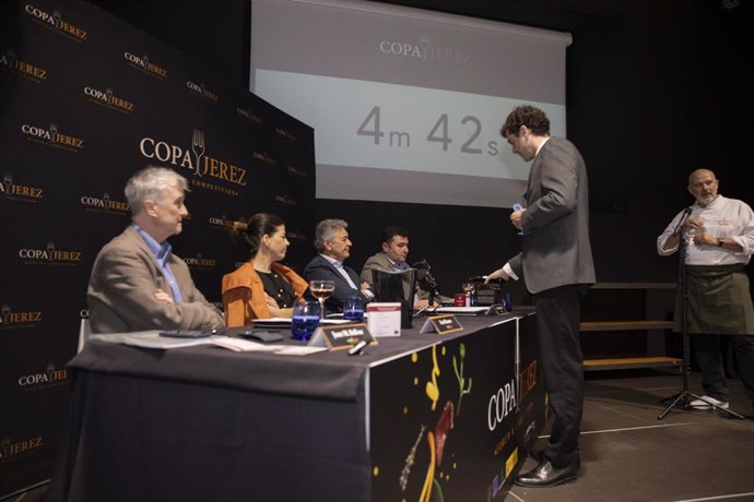 El jurado de Copa Jerez en la presentación de uno de los platos.