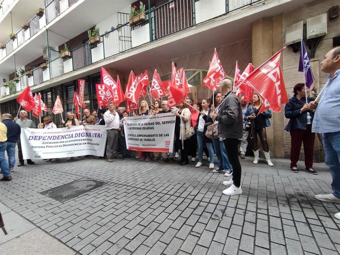 Concentración de sindicalistas de CCOO y UGT ante la sede de la Agencia de Servicios Sociales y Dependencia de Andalucía en Córdoba.