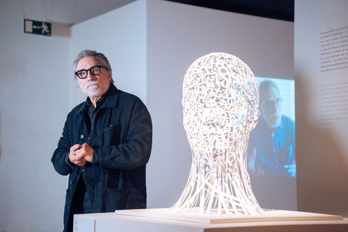 El artista Jaume Plensa durante la presentación de la exposición ‘Jaume Plensa. Materia interior’, en el Espacio Fundación Telefónica, a 15 de octubre de 2024, en Madrid (España). La exposición reúne quince obras escultóricas del artista, donde reflexiona