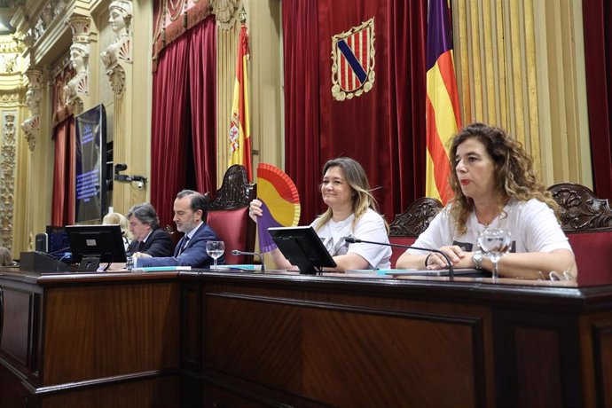 Archivo - (I-D) El presidente del Parlament, Gabriel Le Senne, la vicepresidenta segunda del Parlament, Mercedes Garrido, y la secretaria segunda del Parlament, Pilar Costa, durante un pleno.