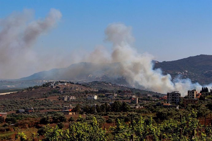 Archivo - 29 July 2024, Lebanon, Qlayaa: Heavy smoke billow from the Lebanese southern border village of Kfarkela after it was targeted by Israeli shelling. Israel threatened a swift retaliation for an attack from Lebanon that killed 12 children and teena