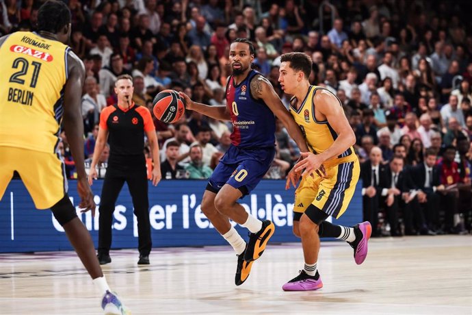 Kevin Punter del FC Barcelona y Matteo Spagnolo del Alba Berlín en acción durante la Turkish Airlines Euroleague, partido disputado entre el FC Barcelona y el Alba Berlín en el Palau Blaugrana el 11 de octubre de 2024 en Barcelona, España.