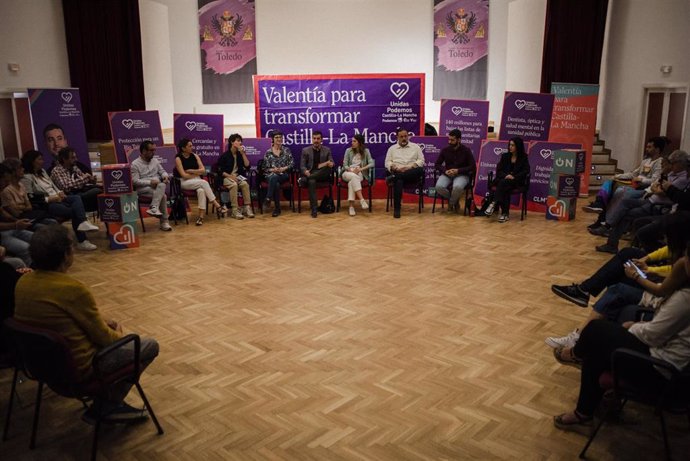 Archivo - La ministra de Igualdad, Irene Montero (c); el candidato de Unidas Podemos a la Presidencia de la Junta de Castilla La Mancha, José Luis García Gascón (5d); y el eurodiputado Manu Pineda (4d); durante  un acto de Podemos en el Centro Cívico Sant