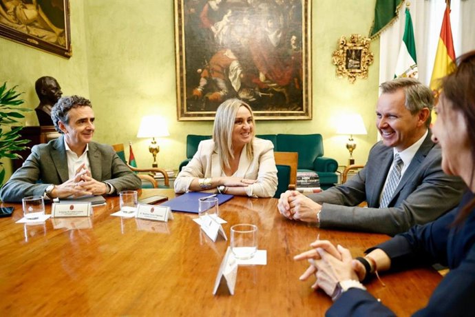 Reunión entre la alcaldesa de Granada, Marifrán Carazo, y el presidente de Mercasa, José Miñones
