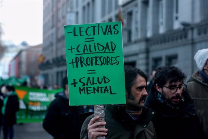 Archivo - Dos personas sostienen un cartel durante una manifestación por una educación pública y de calidad, a 27 de febrero de 2024, en Madrid (España). 