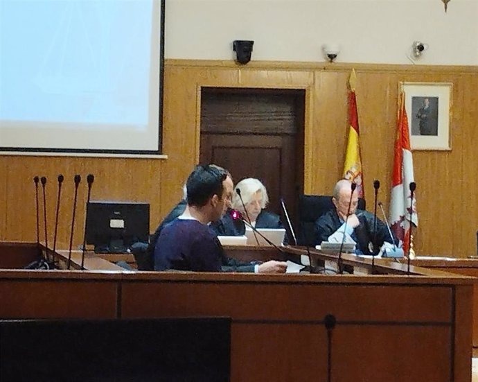 El acusado, en primer plano, comparece en la Audiencia de Valladolid por delito de introducción en España de moneda falsa.