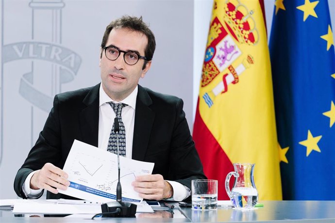 El ministro de Economía, Comercio y Empresa, Carlos Cuerpo, durante una rueda de prensa posterior a la reunión del Consejo de Ministros, en el Palacio de La Moncloa, a 15 de octubre de 2024, en Madrid (España). Durante el Consejo de Ministros, han aprobad