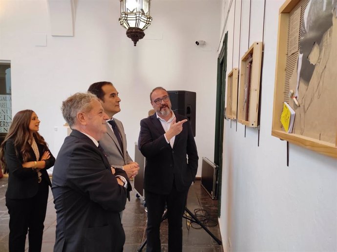 (Desde La Izda.) Fuentes, Nieto Y Borque Visitan La Muestra 'Arte Del Revés'.