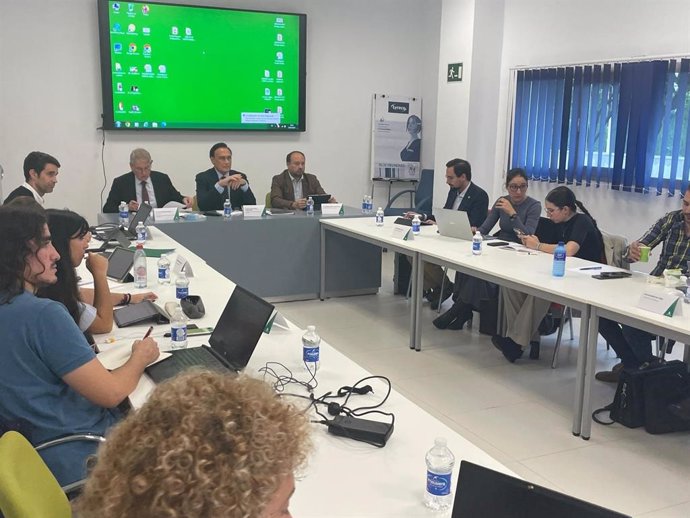 Reunión entre el consejero Gómez Villamandos y representantes del Consejo Andaluz de Estudiantes.