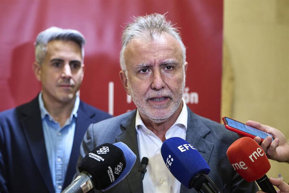El ministro de Política Territorial y Memoria Democrática, Ángel Víctor Torres, ofrece declaraciones a su llegada a un acto contra la derogación de la Ley de Memoria Histórica y Democrática de Cantabria