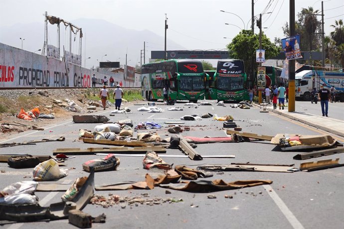 Archivo - 17 March 2021, Peru, Lima: Trucks drivers block the Central Highway from Ate to Chaclacayo during their two days strike. Photo: -/GDA via ZUMA Wire/dpa