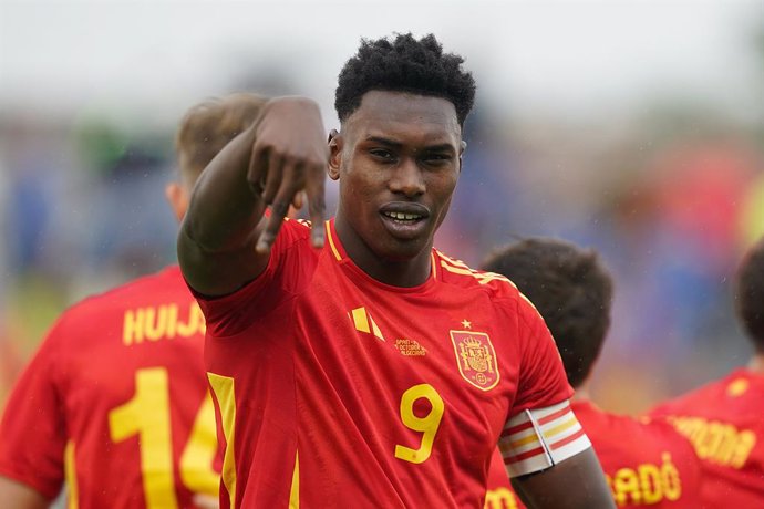 El delantero español Samu Omorodion celebrando un gol.