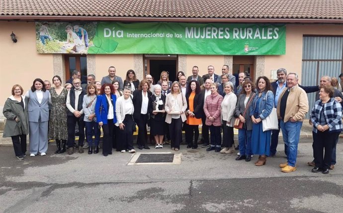 Las premiadas y los asistentes al acto posan junto a los representantes de Diputación tras la entrega de los galardones