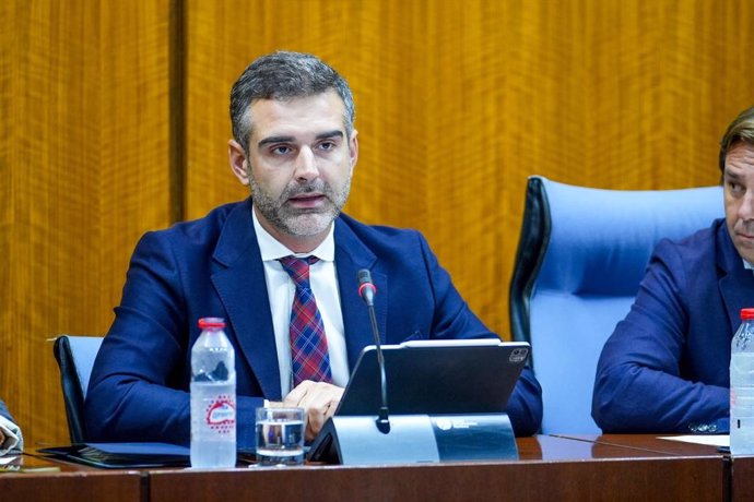 El consejero de Agricultura, Pesca, Agua y Desarrollo Rural, Ramón Fernández-Pacheco, en comisión parlamentaria el 15/10/2024.