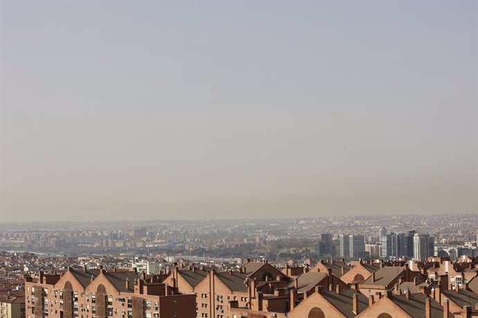 Archivo - Imagen de la boina de contaminación en Madrid, a 10 de febrero de 2022, en Madrid (España). Madrid es la única ciudad española que sigue incumpliendo los niveles permitidos por Europa para dióxido de nitrógeno, que causa  más de 2.000 muertes pr