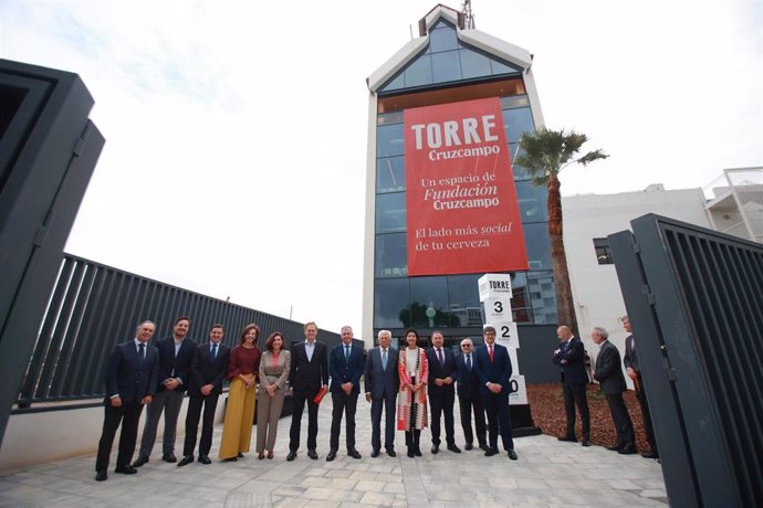 Foto de familia previa a la inauguración de Torre Cruzcampo.