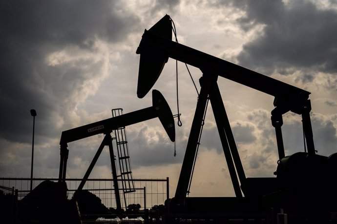 Archivo - FILED - 16 August 2019, Lower Saxony, Emlichheim: Oil pumps operate at Wintershall Dea oil well. Photo: Mohssen Assanimoghaddam/dpa