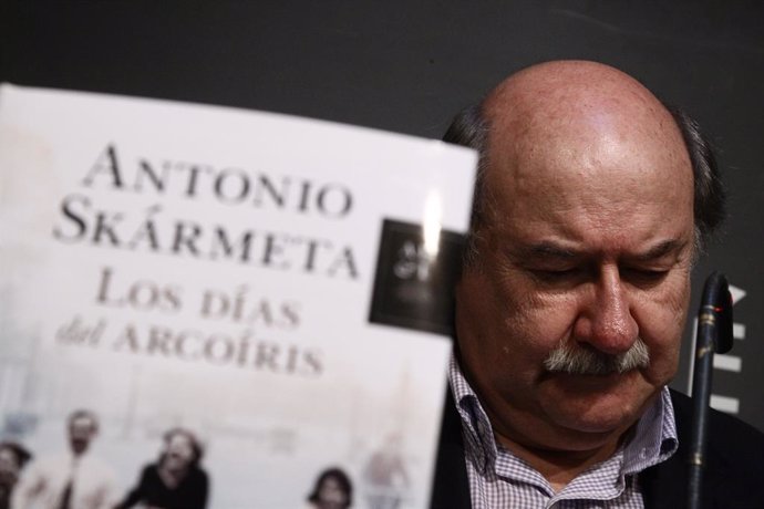 Archivo - Chile.- Muere el escritor chileno Antonio Skármeta, autor de 'Ardiente paciencia' y Premio Planeta en 2003