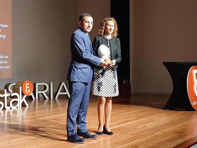 Cristina Andrés Uriarte presidenta de Ekonomistak  entrega el premio.