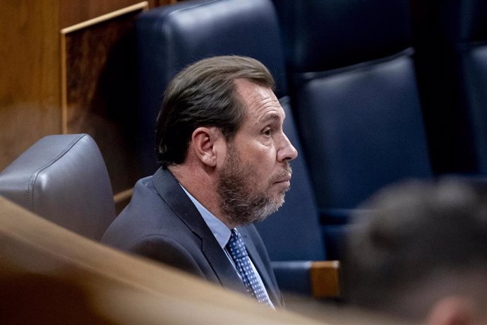 El ministro de Transportes y Movilidad Sostenible, Óscar Puente, durante una sesión plenaria en el Congreso de los Diputados, en Madrid (España)