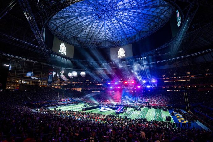 Archivo - 03 February 2019, US, Atlanta: US Pop band Maroon 5 performs during the halftime show at the Super Bowl LIII American football game between the Los Angeles Rams and the New England Patriots at Mercedes-Benz Stadium. Photo: Jacob Kupferman/CSM 