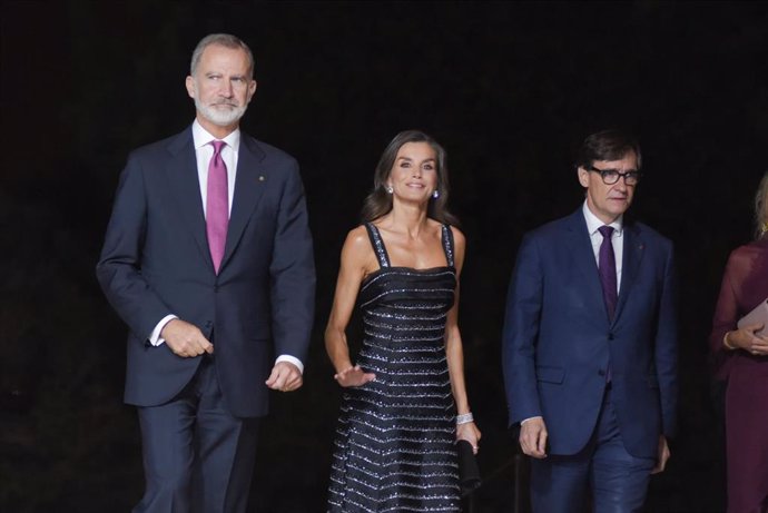 Los reyes Felipe VI y Letizia y el presidente de la Generalitat, Salvador Illa llegan a la entrega del 73 Premio Planeta en el MNAC, en Barcelona.