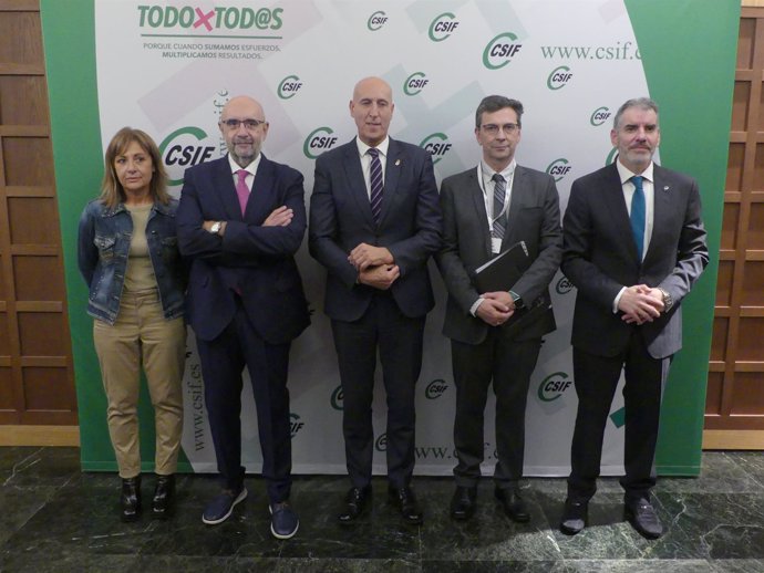 Representantes institucionales posan junto a los responsables sindicales en la inauguración del Congreso Porvincial de CSIF este martes