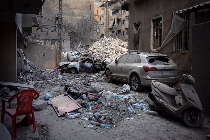 Destrozos en edificios y vehículos en Beirut tras un ataque del Ejército de Israel contra la capital de Líbano