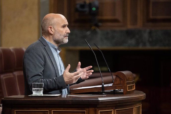 El diputado del BNG Néstor Rego interviene durante una sesión plenaria en el Congreso de los Diputados, a 15 de octubre de 2024, en Madrid (España). El Pleno del Congreso decide hoy si tramita una propuesta del PP para reformar la Ley de Electoral de mane