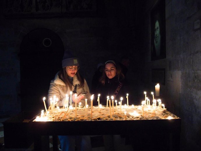 Archivo - February 24, 2024, Vienna, Vienna, Austria: Children light candles inside the St. Stephan Church in Stephanplatz in Vienna. People gathered together to commemorate the 2 year anniversary of the unprovoked attack on Ukraine. .On February 24, 2022