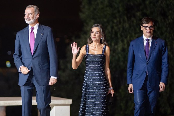 (I-D) El Rey Felipe VI; la Reina Letizia y el presidente de la Generalitat, Salvador Illa a su llegada a la Gala de entrega del 73 premio Planeta de Novela, en el Museu Nacional d'Art de Barcelona (MNAC), a 15 de octubre de 2024, en Barcelona, Catalunya (