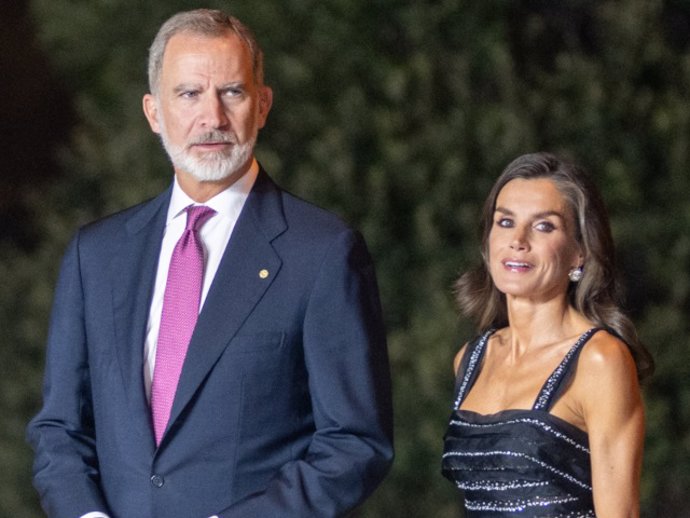 LOS REYES FELIPE Y LETIZIA EN SU LLEGADA A LOS PREMIOS PLANETA