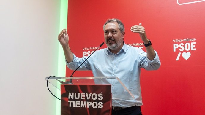 El secretario general del PSOE-A, Juan Espadas, en un momento de su discurso en el acto celebrado en Vélez-Málaga.