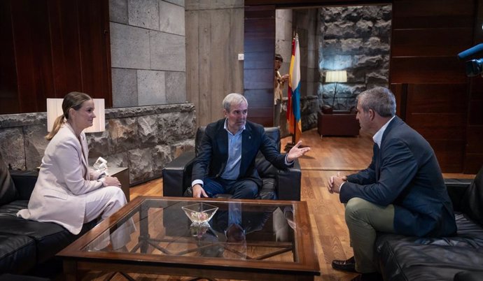 La presidenta de Baleares, Marga Prohens, el presidente de Canarias, Fernando Clavijo, y el vicepresidente, Manuel Domínguez, en una reunión en Presidencia del Gobierno