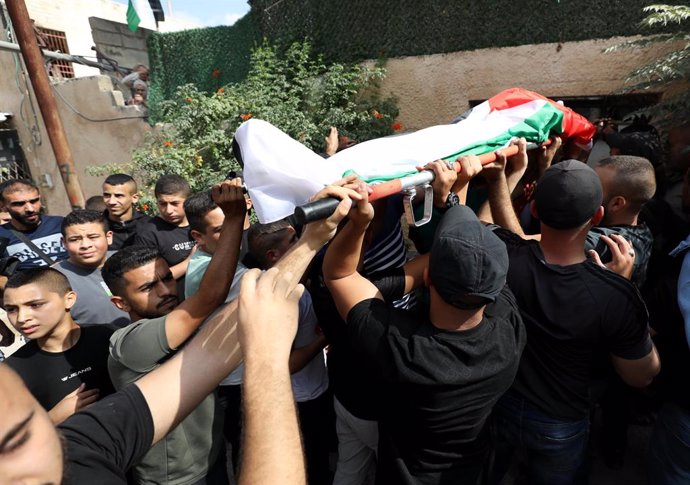 Cuerpo de un palestino muerto en una operación militar israelí en el campamento de refugiados de Yenín, en Cisjordania