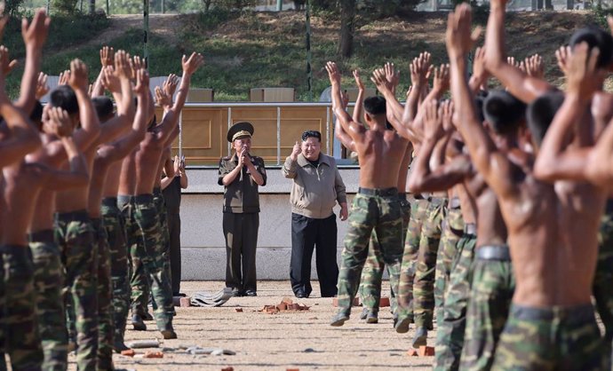 Archivo - Imagen de archivo del líder de Corea del Norte, Kim Jong Un, inspeccionando una base de entrenamientod de las fuerzas especiales del Ejército norcoreano