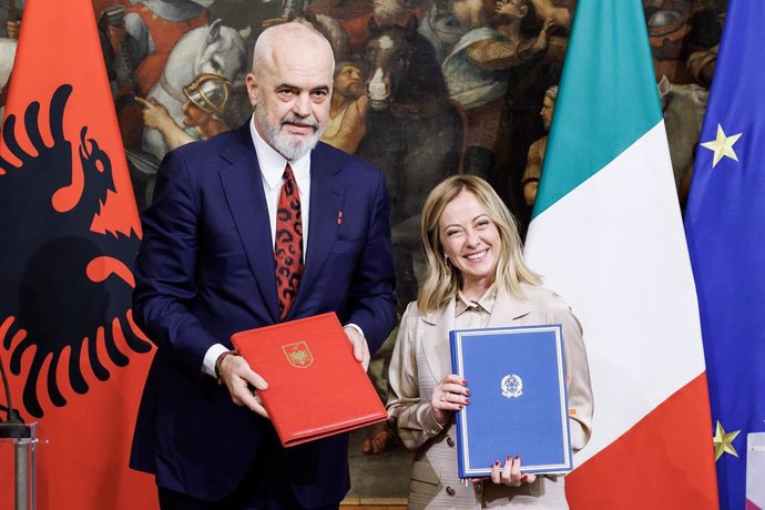 Archivo - Imagen de archivo del primer ministro de Albania, Edi Rama (izquierda), y su homóloga italiana, Giorgia Meloni (derecha)