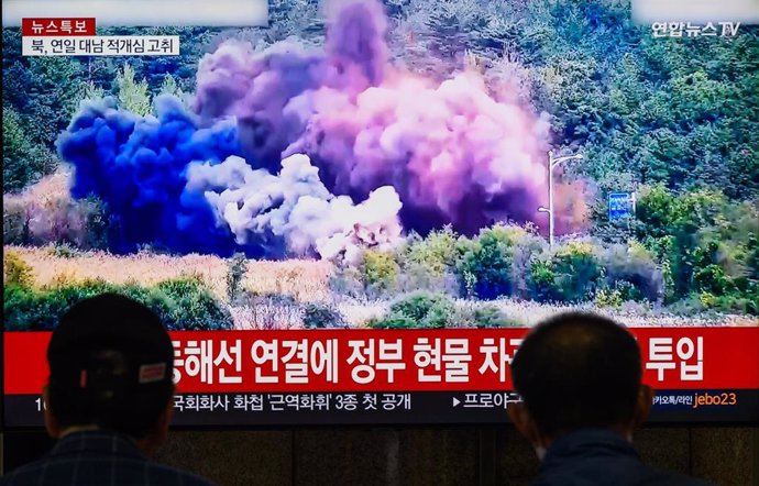 Imagen de la televisión de Corea del Sur con imágenes de las explosiones realizadas por Corea del Norte para destruir tramos de carreteras que conectan con territorio surcoreano