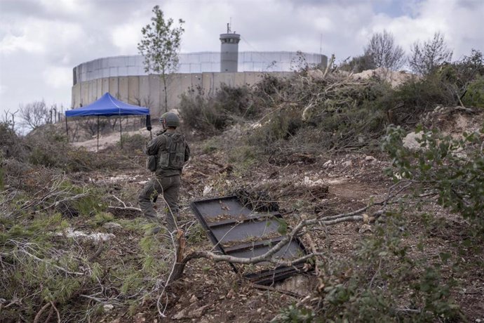 Imagen tomada durante una misión con las FDI y revisada por la oficina de censura militar antes de su publicación muestra un soldado israelí cerca de un puesto de observación de la FINUL en Naqura, en el sur de Líbano