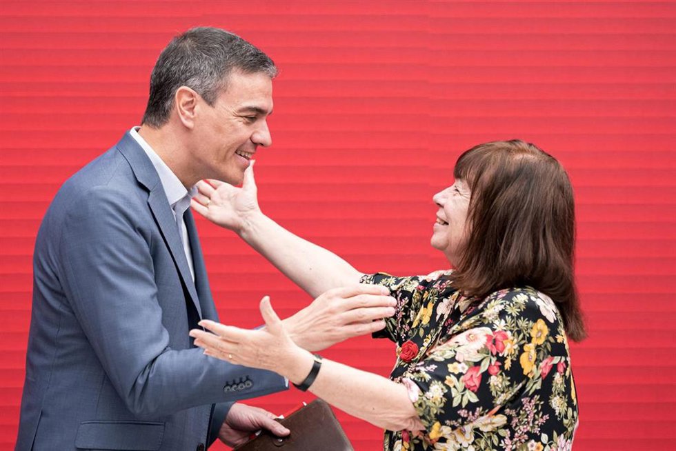 Archivo - El presidente del Gobierno y secretario general del PSOE, Pedro Sánchez y la presidenta del PSOE, Cristina Narbona, se saludan a su llegada a la Ejecutiva Federal del partido, en la sede del PSOE, a 13 de mayo de 2024, en Madrid (España). El