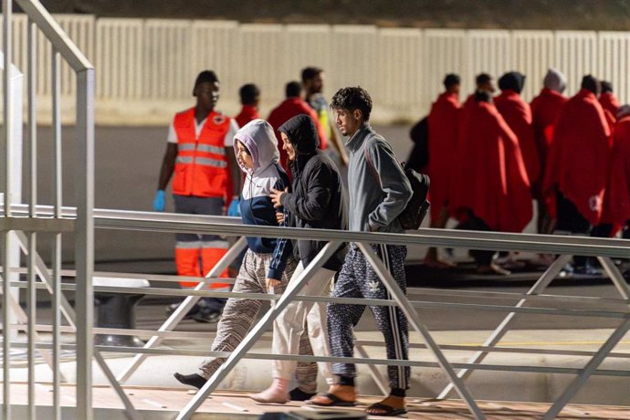 Llegada de varios migrantes tras ser rescatados por Salvamento Marítimo al muelle de Puerto Naos, a 18 de septiembre de 2024, en Arrecife, Lanzarote, Canarias (España). Salvamento Marítimo ha rescatado de madrugada dos cayucos con 110 migrantes a bordo cu