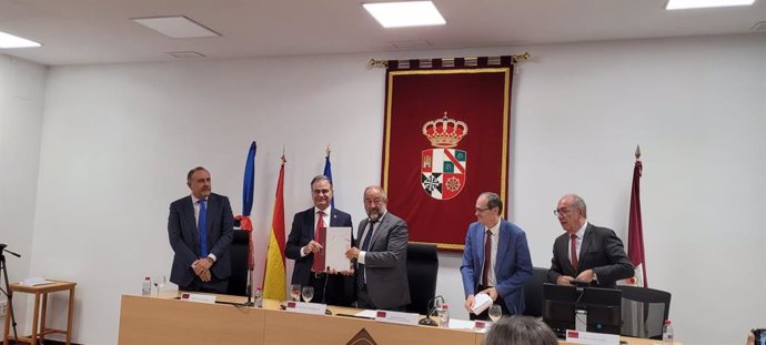 El rector de la Universidad de Castilla-La Mancha,  Julián Garde, y el magistrado presidente del Tribunal Superior Electoral (TSE) de la República Dominicana, Ygnacio Pascual Camacho Hidalgo.