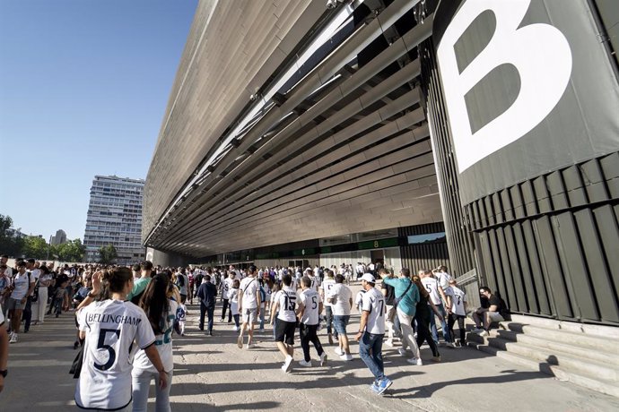 Archivo - Decenas de aficionados del Real Madrid, en los alrededores del estadio Santiago Bernabéu, a 1 de junio de 2024, en Madrid (España). El Real Madrid ha instalado en el estadio Santiago Bernabéu unas pantallas para que los aficionados del club siga